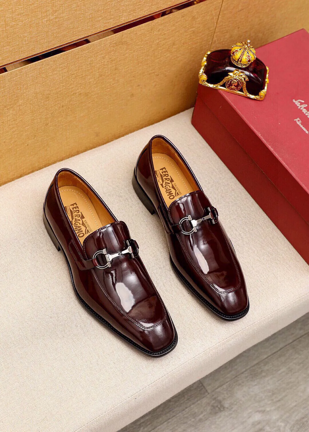 Men's shoes 💰460 💐 Product trademark: Ferragamo "Ferragamo" casual leather shoes Regular size: 38-44 (45🉑️customized) Product materials: Selected imported first-layer open-edge beaded cowhide upper + luxury hardware buckle, imported water-dyed cowhide leather lining. Strong three-dimensional visual effect, original outsole color: 2 colors available
